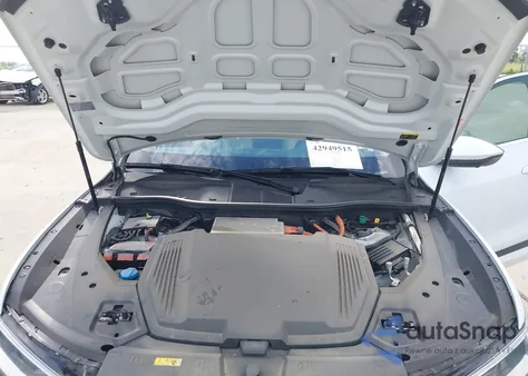 2024 Audi Q8 E-Tron Premium Plus Quattro z USA, uszkodzony, nr VIN WA15AAGE0RB030430